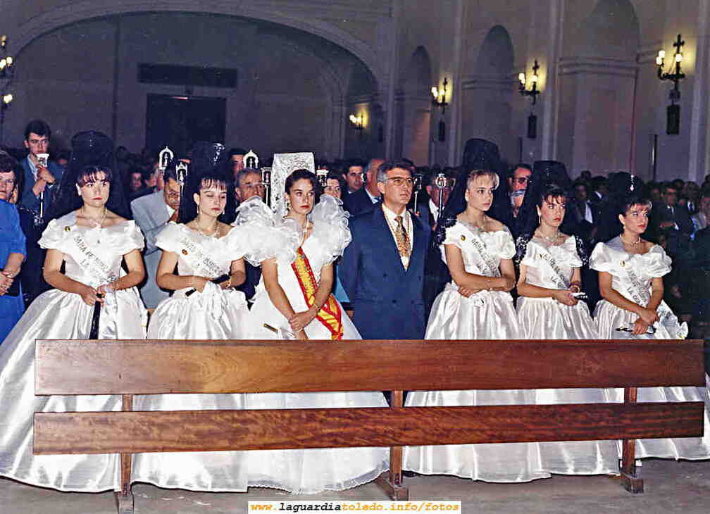 Reinas y damas y mantenedor de 1994 en la misa del día 25