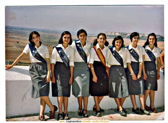 Fiestas 1977 Reina y Damas en La Ermita del Santo Niño