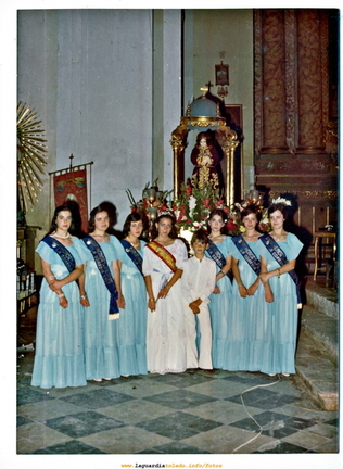 Fiestas 1977 Reina y Damas en La Iglesia en la tradicional foto con El Santo Niño
