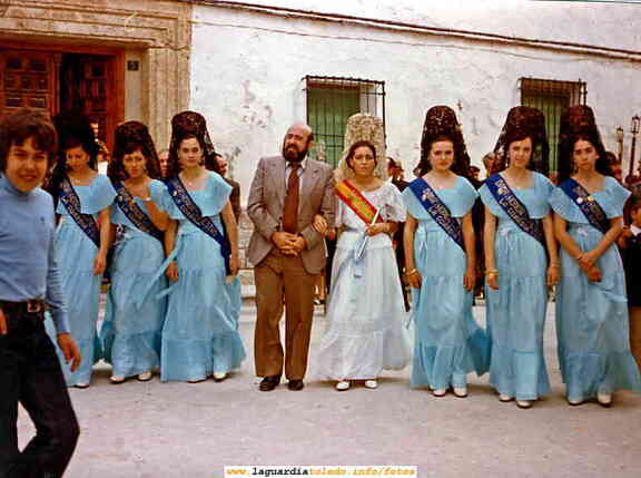 Reina Damas y Mantenedor de 1977 entrando a la iglesia en la procesión del dia 25