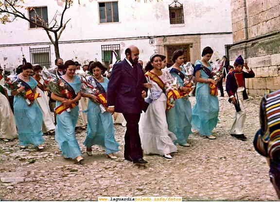 Reina Damas y Mantenedor de 1977 entrando a la iglesia el día 26