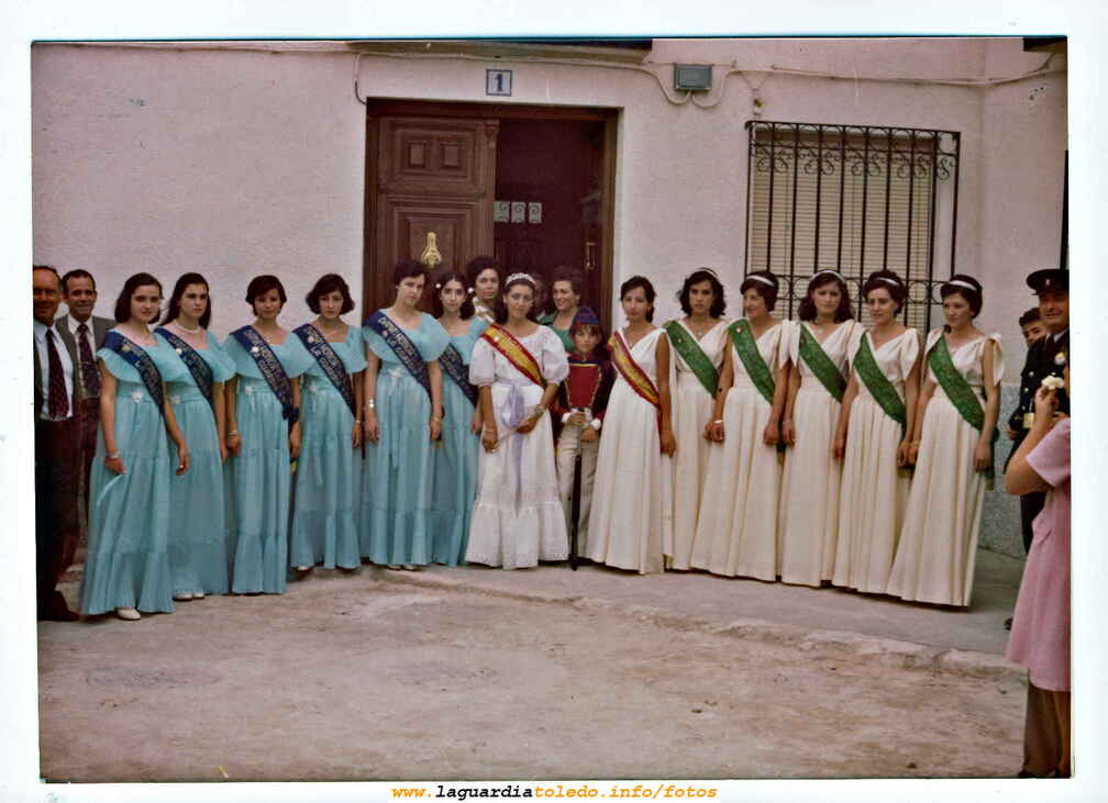 Fiestas 1977 Reina y Damas entrantes y salientes en la casa de la reina entrante