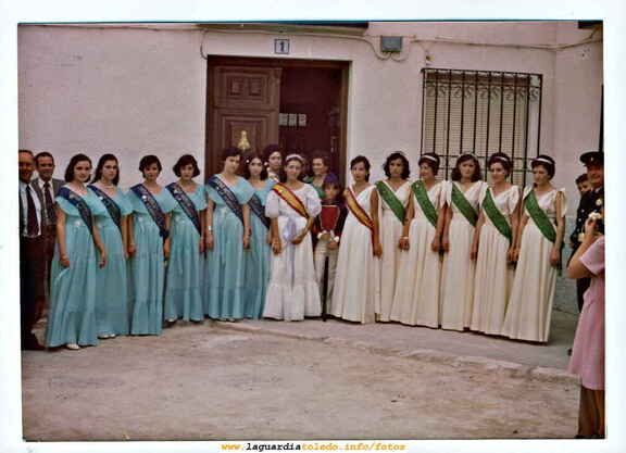 Fiestas 1977 Reina y Damas entrantes y salientes en la casa de la reina entrante