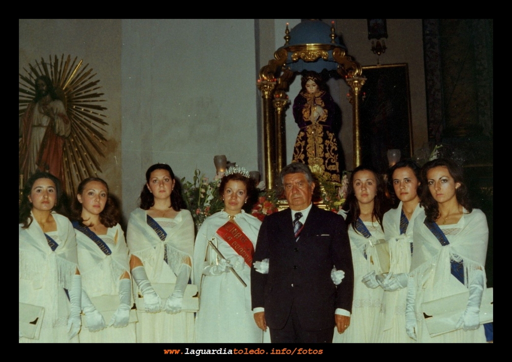 Mantenedor, Reina y Damas 1975 con el Santo Niño