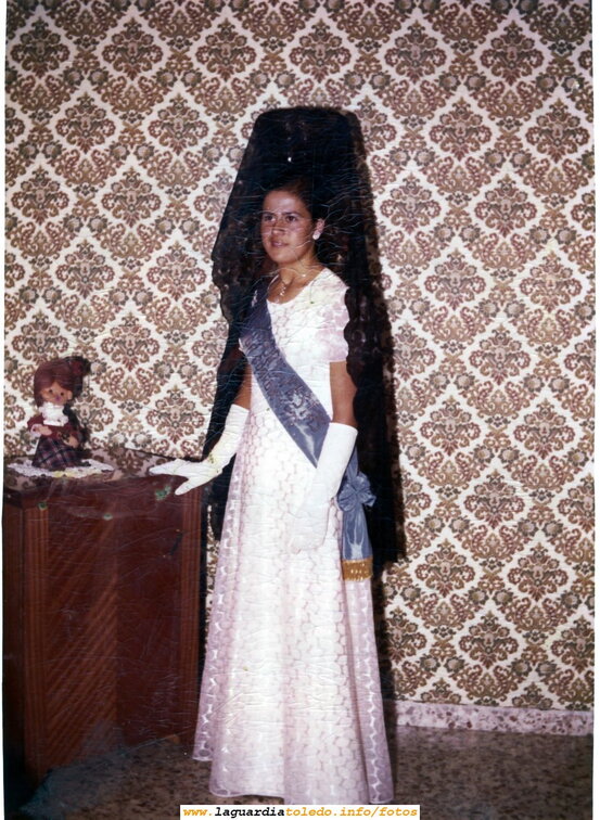 Fiestas de 1974. Milagros Redajo posando con el traje de Dama