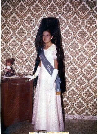Fiestas de 1974. Milagros Redajo posando con el traje de Dama