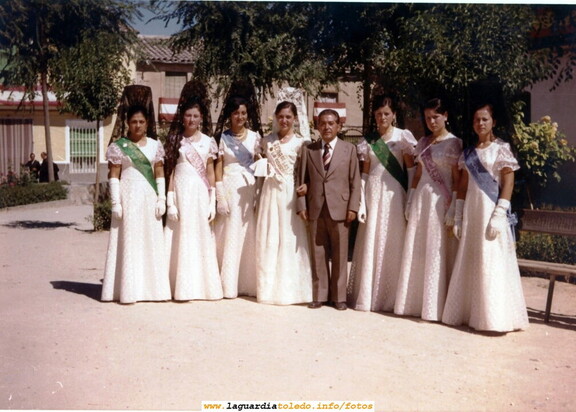 Fiestas de 1974. Las Damas, Reina y Mantenedor fotografiados en la Glorieta.