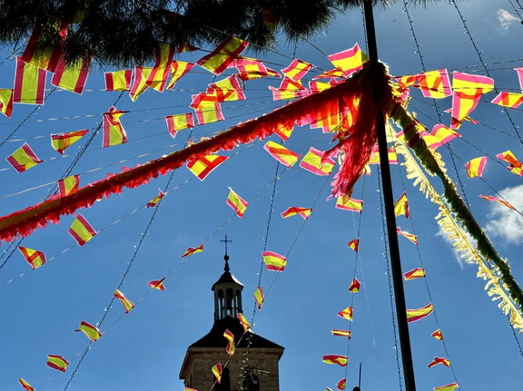 La plaza de rojo y gualda