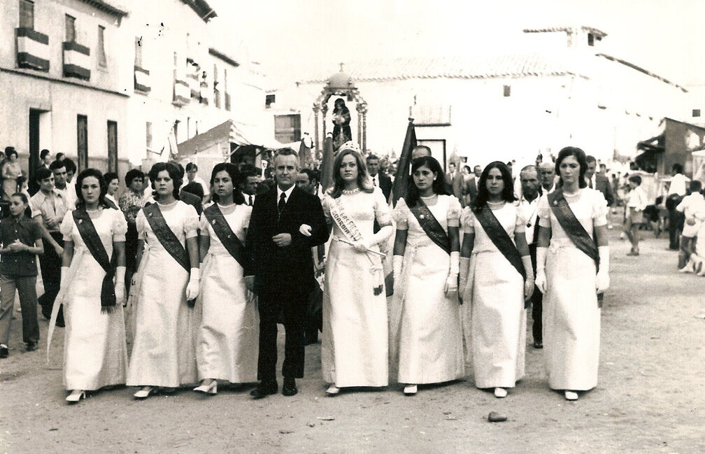 Reina y damas de honor de las fiestas de La Guardia en 1971 por la plaza en la procesión del Santo Niño