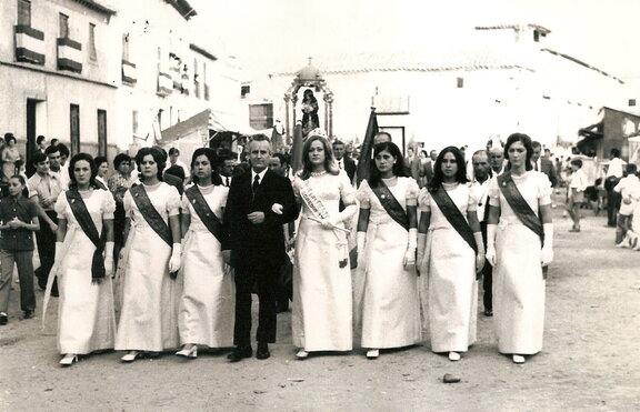 Reina y damas de honor de las fiestas de La Guardia en 1971 por la plaza en la procesión del Santo Niño