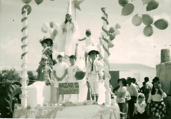 La carroza Bazar de la ilusión, más conocida como "la tarta" (III)