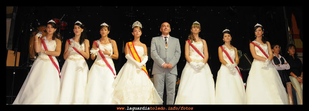 Reina 2009 su corte de honor y su mantenedor
