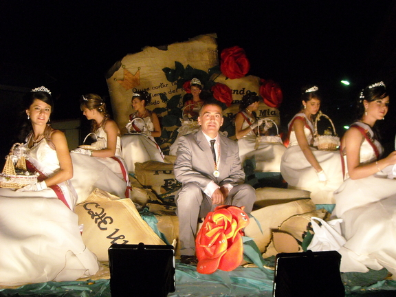 La carroza de la Reina y damas, en el desfile nocturno