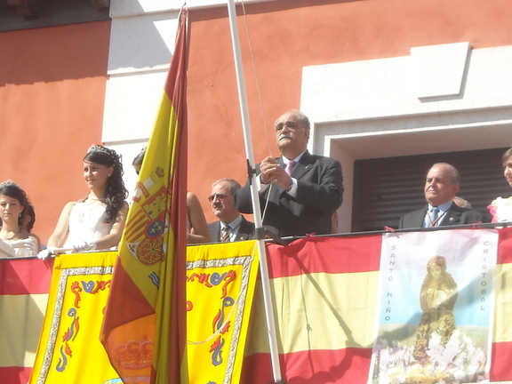 24/9/2009 El Alcalde iza la bandera.