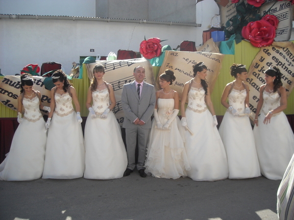 Posando ante la carroza.