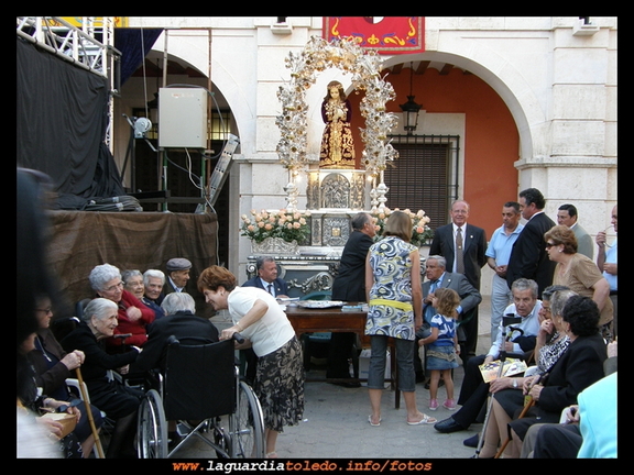 Mesa de ofrendas y donativos al Santo Niño