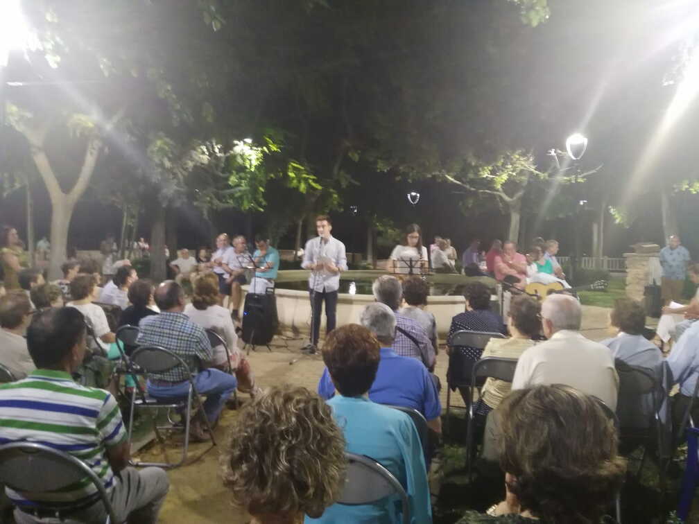 Recital de poesía en el paseo Norte