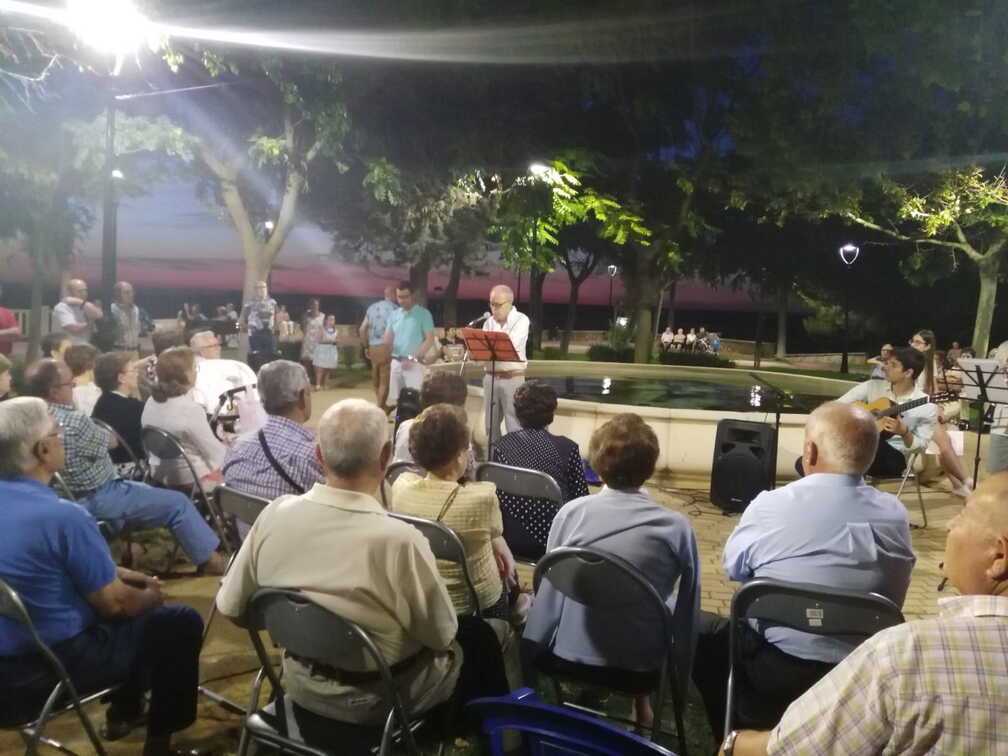 Recital de poesía en el paseo Norte