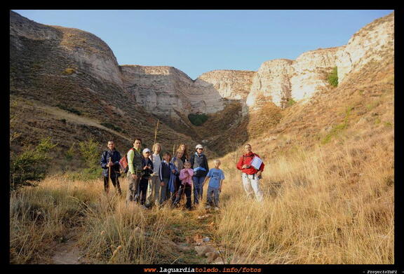 I Ruta a Pie organizada por Quijotes en Ruta 19 de septiembre de 2009 - Con los farallones mas altos de la costera baja de la laguna a las espaldas