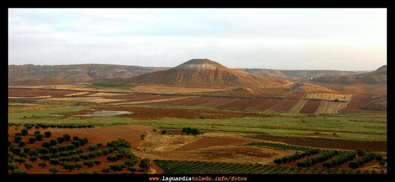 I Ruta a Pie organizada por Quijotes en Ruta 19 de septiembre de 2009 - El cerro de las Maricas visto desde la senda que nos conduce a la costera baja de la Laguna.