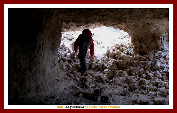 III Ruta a Pie organizada por Quijotes en Ruta 21 de noviembre de 2009 - El techo te obliga a salir agachado de La Cueva de Las Columnas en Perejón