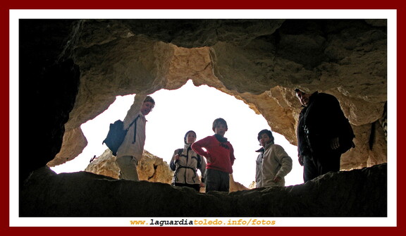 III Ruta a Pie organizada por Quijotes en Ruta 21 de noviembre de 2009 - Desde el interior de La Cueva de Los Grajos parece que estes en la garganta de una ballena.
