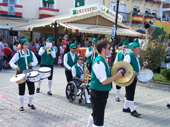Musicos acompañando a unas de las carrozas (Peña Los Timbales) día 24-9-10