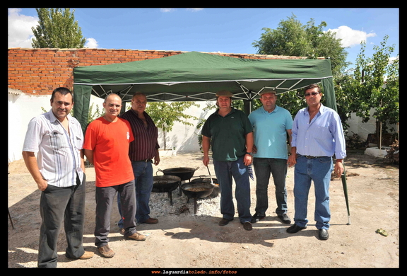Familiares y amigos de la reina y las damas preparando el aperitivo ofrecido en las fiestas 2010.