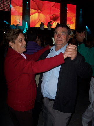 Un feliz matrimonio divirtiendose en el baile
