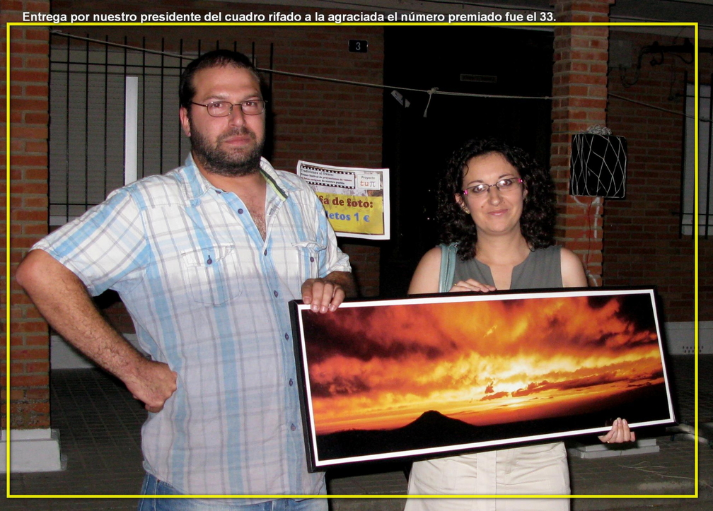 Entrega por nuestro presidente del cuadro rifado a la ganadora en 'Tradiciones al fresco'