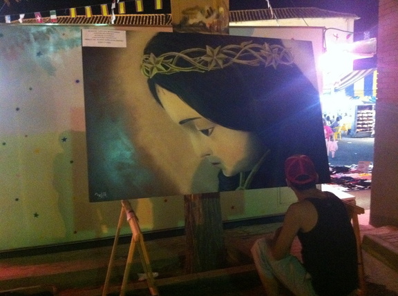 Pintando al Santo Niño en el pretil de la Iglesia el día 25 por la noche