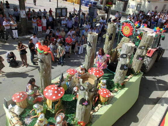 Desfile de carrozas 2011 a su paso por la Glorieta