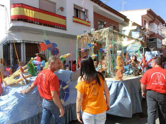 Desfile de carrozas 2011 a su paso por la calle Mayor