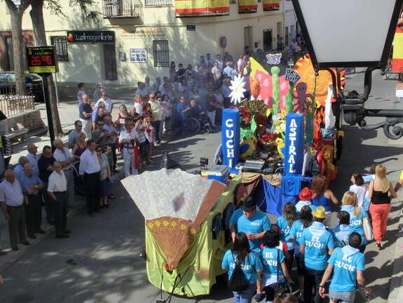 Desfile de carrozas 2011 a su paso por la Glorieta