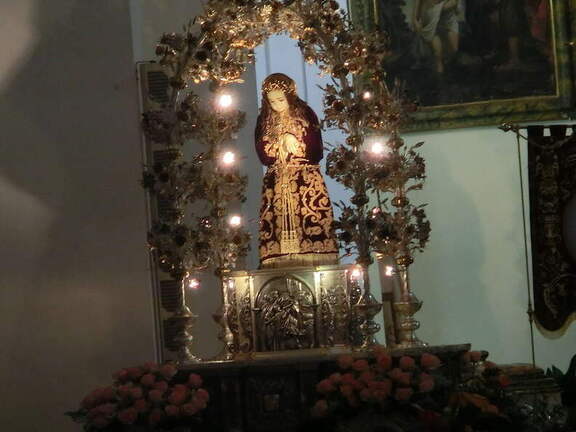 Haciendo el zoom de la cámara maravillas desde el fondo de la Iglesia para captar al Santo Niño. 25-09-2011