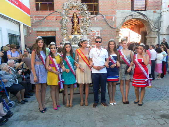 Reina, Damas y Mantenedor. Día 25 junto al Santo Niño.