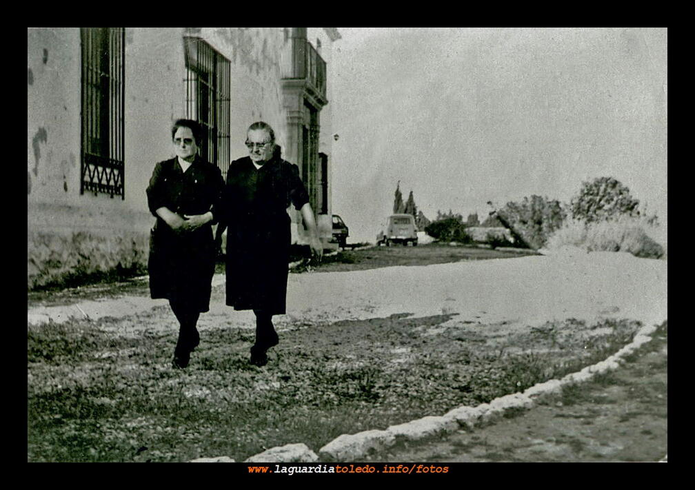 Isidora Pedraza y Paca Torralba paseando por la Casa de Marisol 1967