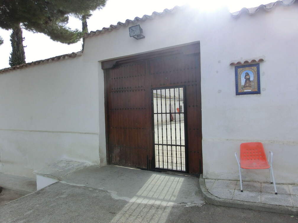 La puerta de la portá de la casa Marisol famosa por los figurantes guardiolos que aparecían en la película de Marisol "Solos los dos" (1968)