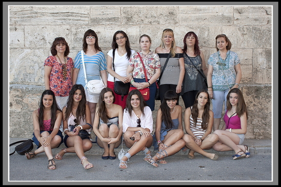 REINA Y DAMAS DE HONOR 2012 CON SUS MADRES. (14-07-2012)