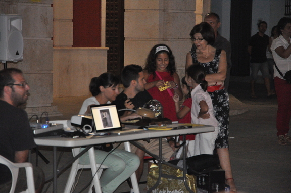 Organizando el Bingo tras la proyección del vídeo "Nuestras bodas"