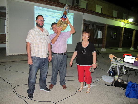 Ganadores del bingo en la tercera edición del festival Tradiciones al Fresco 2012.