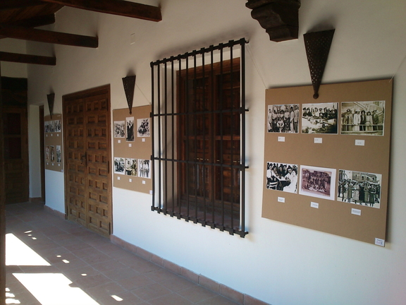 Exposición de foto antigua "Las fiestas en el recuerdo" en la Casa de los Jaenes