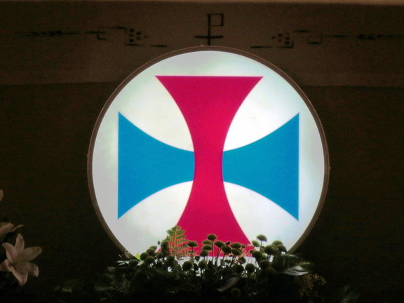 La cruz trinitaria iluminada en la Subida del Santo Niño 2014