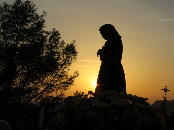 La salida del Santo Niño de la Ermita a contraluz. 3-9-2016
