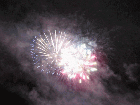 Gif animado de la pólvora nocturna del día 24 de las fiestas 2016 formado por la unión de 22 fotos