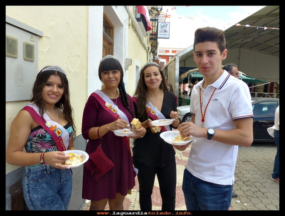 Damas y mantenedor comiendo...