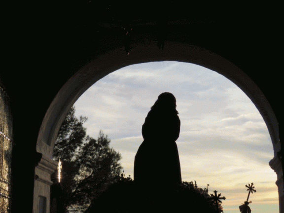 El Santo Niño a contraluz bajando por la cuesta de la Ermita. 2-9-2017