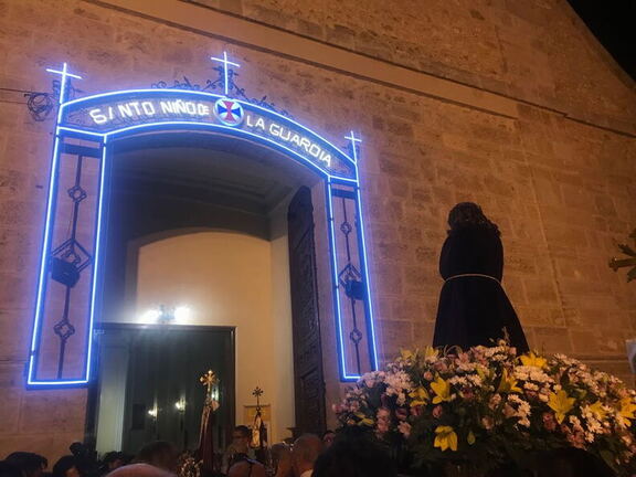El Santo Niño entrando en la iglesia