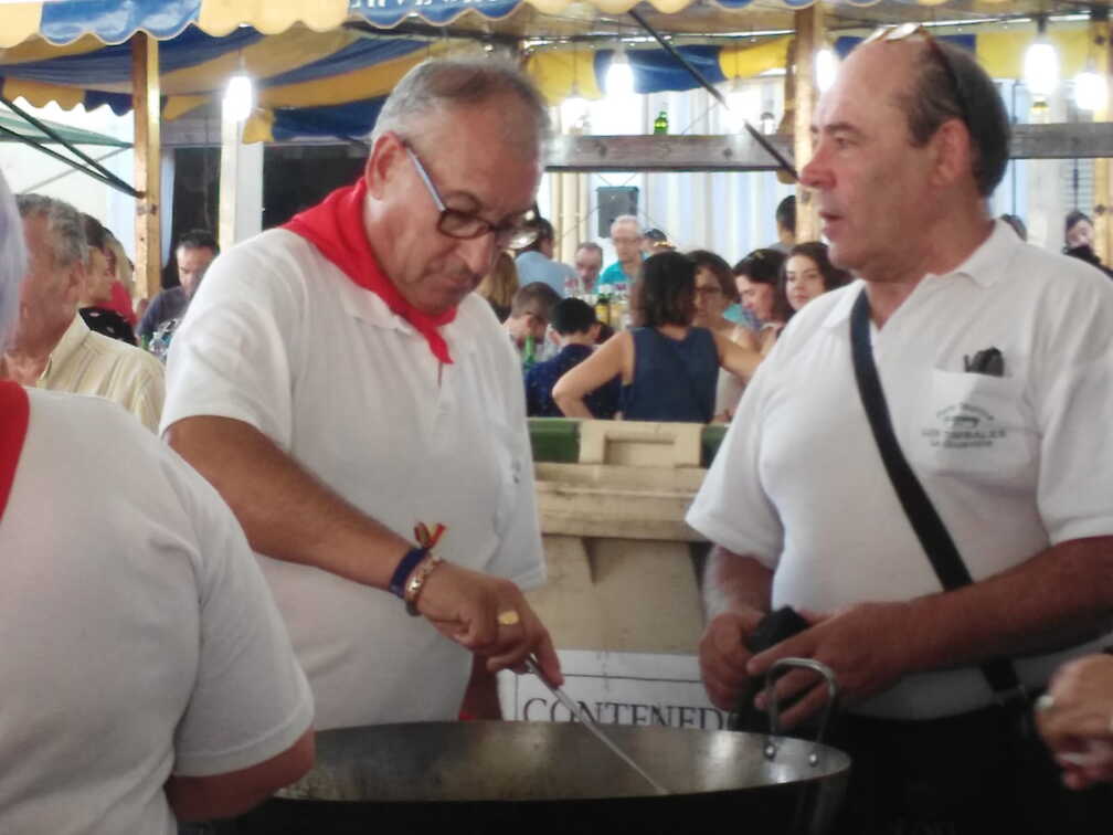 Julián Tejero, mantenedor de las fiestas 2018, friendo huevos