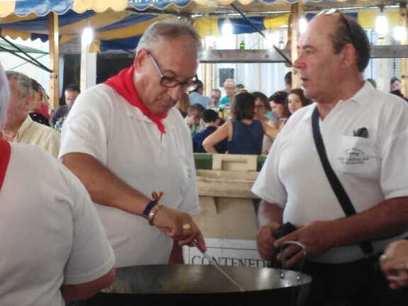 Julián Tejero, mantenedor de las fiestas 2018, friendo huevos